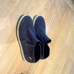 Gray, zip up boot shoes